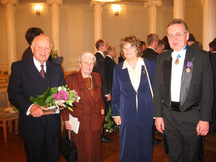  Vasakult: Tartu Ülikooli auliige Elmar Tampõld, pr. Leida Tampõld, pr. Anita<br>Kärner ja endine rektor, prof. Jüri Kärner.<br>Foto: J. Kivimäe - pics/2003/TAM1.jpg