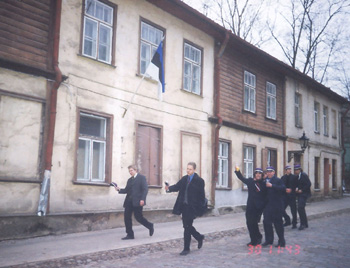 Juba koidab Tartu kohal, kuid korp! Vironia Toronto, Tallinna ja Tartu koondiste rebastel ei ole teekond veel lõpenud... Foto: vil! Markus Hess  - pics/2003/VOLBER3.jpg