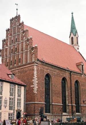 Riia vanalinna südames asuv punastest tellistest ehitatud Jaani kirik on olnud selle linna eestlaste kantsiks viimane 60 aastat. Kirikust väljudes jääb paremat kätt muistne värav mis viib Jaani hoovi kus on taastatud osake linnamüürist, mis selles linnas on enamjaolt hävinud. Fotoväljast paremale jääb suur Peetri kirik, mille torn oli omal ajal Euroopa kõrgeim puidust ehitis (120 m). Mitu korda põlenud torn on nüüd metallist ja Barokk stiilis ning seal paikneb vaateplatvorm. Tallinna Niguliste kiriku sarnaselt on ta nüüd kontsert- ja näitustesaal.  - pics/2004/7439_1.jpg