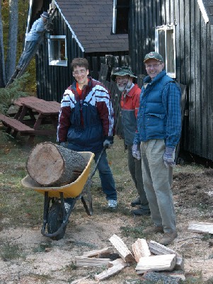Argo Küünemäe, Arvo Medri ja Peeter Einola metsatööl.  Suur ohtlik puu eemaldati.  Pakud paigutati puuriita kuivama. - pics/2004/arg2.jpg