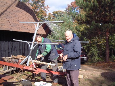Erich Nurm ja Arno Kapp paikavad kanuu pärakäru.  Keevitati uusi ristpuid raamistikule, millega saab suvel kuni 6 kanuud viia ühe korraga Algonquin parki. - pics/2004/arg3.jpg