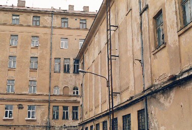 The back of the Riga Estonian House from its inner courtyard. Its hall is to the right.  - pics/2004/riia2.jpg