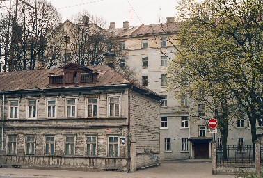 The wooden house which stands streetside in front of the Eesti Maja was there prior to its construction in 1913.  - pics/2004/riia4.jpg