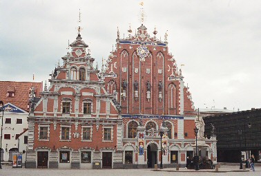 Riga’s original architectural treasure, the House of the Blackheads Merchants' Guild (Mustpeade Maja) dating from 1334, was destroyed in World War II, as were most of the buildings on its Town Hall Square. It was painstakingly rebuilt for the occasion of Riga’s 800th anniversary in 2001. In front of the building stands a newer copy of Riga’s patron saint, the knight Rolands (the original in St. Peter’s Church nearby). The square is a mix of old and new: the black box of a building to the right is the Occupation Museum, ironically the former home of the Red Riflemen’s (punaste küttide) Museum. Admission to the museum is free and its other side, facing the Daugava River, is still “protected” by 3 huge and forever controversial red riflemen. Photos: Riina Kindlam - pics/2004/riia5.jpg