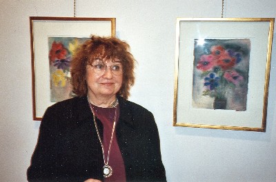 Kunstiteadlane Eda Sepp oma tädi Helmi Hermani näitusel ülevaadet andmas. - pics/2005/9456_1.jpg