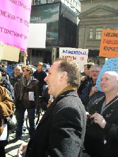 Journalist Peter Kent addressing a crowd in front of the Danish Consulate in Toronto on the issue of free speech.<br> Photo: Adu Raudkivi - pics/2006/12843_1.jpg
