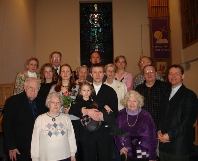 Londoni koguduse jumalateenistusel osalenud. Keskel õp Mart Jaanson tütre ja<br> abikaasaga.<br>  - pics/2006/12898_1.jpg
