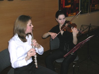 Kaili Maimets  (flööt) ja Jane Levitt (viiul) esinevad kunstinäituse avamisel Tartu College'is - pics/2006/12927_3.jpg