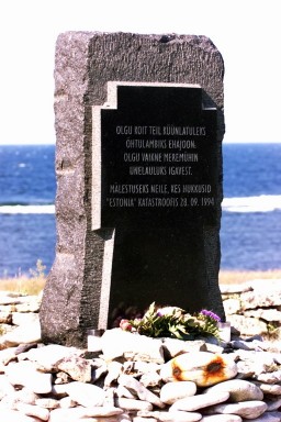 Mälestuskivi Ninase poolsaare tipus parvlaeva Estonia katastroofi ohvritele. Foto: Küllike Rooväli, Postimees - pics/2006/12950_1.jpg