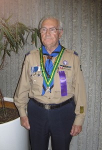 Pildil skm. Egbert Runge, kandes kaelas Hõbe Hundi medalit ning rinnas lillatoonilist auliikme tunnustuslinti.<br> Foto: Jaan Lepp - pics/2006/12990_1.jpg