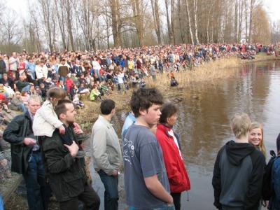 Emajõe äärde oli kogunenud tuhandeid inimesi.<br> Foto: Tiina Sarv - pics/2006/13250_1_t.jpg