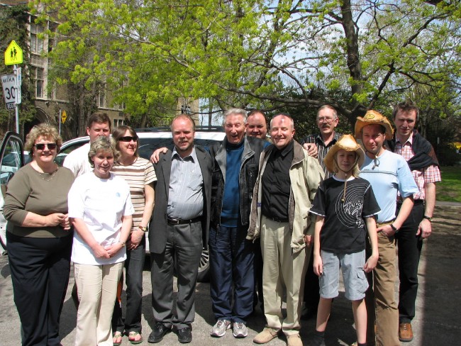 Nõo kiriku meesansambel koos Toronto sõpradega. - pics/2006/13268_7.jpg