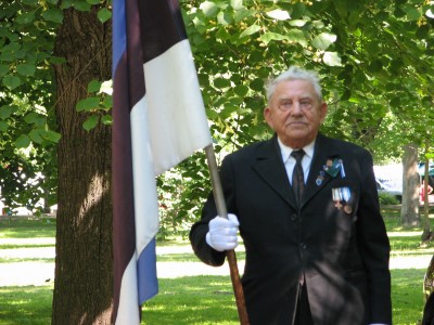 90-aastane Hillar Kinguste auvalves 1956. aastal okupeeritud Eestis valmistatud sinimustvalge lipuga. Foto: Tiina Sarv - pics/2006/13684_2.jpg