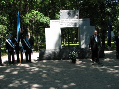 Tartu vabastajate mälestusmärgi taasavamisel kõneleb Enn Tarto.  Foto: Tiina Sarv - pics/2006/13684_3.jpg
