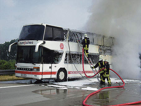 Saksamaa tuletõrjujad kustutasid bussi kiiresti ära, kuid selle tagaosa oli jõudnud juba tules hävida.    Foto: Andrei Vorobjov  - pics/2006/13858_2.jpg