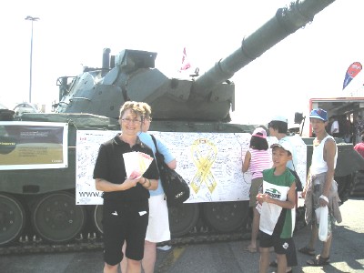 <br>       Marion Grobb, the Director of Communications of Canadian Forces Personnel Support Agency, standing in front of a Leopard II tank while people sign a sheet of greetings to the Canadian forces soldiers stationed in Afghanistan.<br>       Photo: Adu Raudkivi<br>        - pics/2006/14045_20.jpg