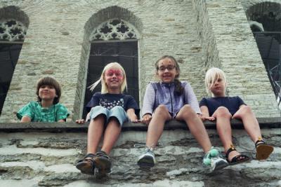 Toronto sõbrad eesti suves, Pirita kloostri müüril. Foto: Riina Kindlam - pics/2006/14045_7_t.jpg