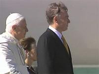 Paavst Benedict XVI koos president Horst Köhleri ja tema abikaasa Eva Luisega Münchenisse saabumisel. Foto: Saksa telekanal ARD/BR - pics/2006/14203_10_t.jpg