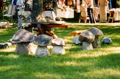 Kivist seeneskulptuurid Tartu laadal, mis on valminud läti firmas Aivars K.No kas pole ehtsad?!<br> Foto: J. Dalberg - pics/2006/14203_6.jpg