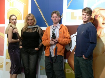 Triinu Boutahir (vas), Triin Maran, Jan Siebert ja Martti Hirvonen enne fotosessiooni. - pics/2006/14379_1.jpg
