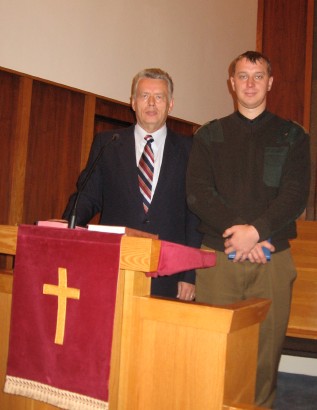 TEBK pastor Jüri Puusaag ja Eesti Kaitseväe kaplan n-ltn Ott Aro. - pics/2006/14440_3.jpg