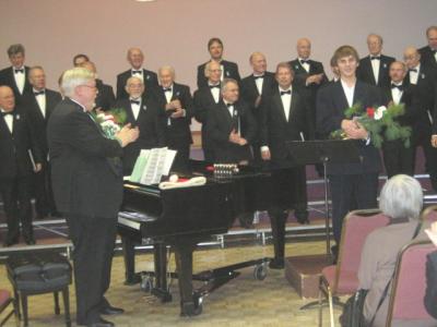 Kontserdi lõpp. Ees lilledega dirigent Charles Kipper ja solist Miikael Tenno.  Foto: E. Purje - pics/2006/14832_12_t.jpg