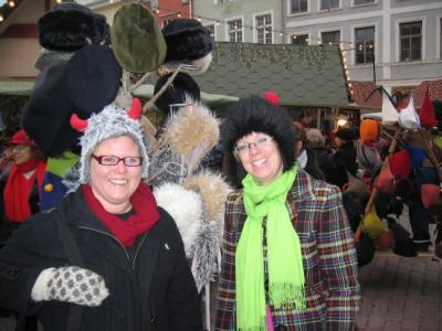 Lõbusad lähima kuningriigi kodanikud Maria Kamarik ja Pia Klaar Tallinna Raekoja platsi jõuluturul mütsiproovimise hoos.<br>       - pics/2006/14888_1_t.jpg
