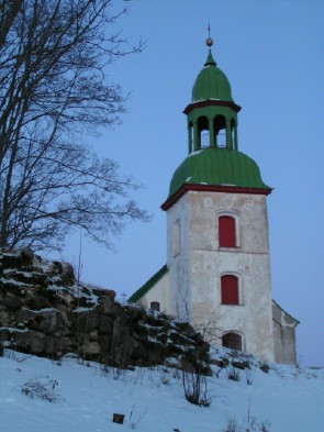 Karksi Peetri kirik talveöö hakul. Foto: M. Kaldur  - pics/2006/14889_5.jpg