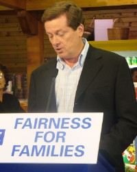 Ontario Konservatiivide Partei juht John Tory kõnelemas "näitlikus õppetunnis" Scarborough toidukaupluse ees.<br> Foto: A. Raudkivi - pics/2007/10/17753_1.jpg
