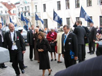 Tema kõrgus kuninganna Silvia siseneb rektor Alar Karise (vas.) ja president Toomas Hendrik Ilvese saatel ülikooli peahoonesse.<br> Foto: Tiina Sarv - pics/2007/10/17807_1_t.jpg