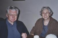 Soomepoiste Klubi abiesimees Paavo Loosberg tähistas oktoobrikuu kokkutulekul oma 88. sünnipäeva, pildil koos abikaasa Irenega. Foto: H. Oja  - pics/2007/10/17886_2_t.jpg