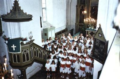 Toronto Eesti Koolikoor ja E-Stuudio koor Nõo kirikus esinemas. - pics/2007/10/17955_1_t.jpg
