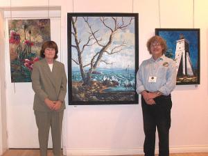 Susan Phair ja kunstnik Jaan Teng seisavad sügismaali “Baltic Sea. Northshore of Estonia³ ees. Kunstniku vasaku õla taga on maal Kõpu tuletornist.<br> Foto: Kaare Naelapea - pics/2007/11/18027_1_t.jpg