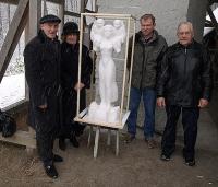 Vas. skulptorid Riho ja Ilme Kuld, teisel pool maketti kiviraidur Margus<br> Kurvits ja idee autor Hans Sissas.<br>  - pics/2007/11/18087_1_t.jpg