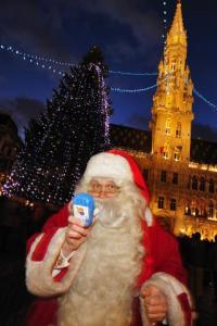 Brüsseli Raekoja platsil asub jõuluvana puhuma aparaati, mis mõõdab süsinikmonooksiidi (CO) taset inimese organismis. Foto: HELP  - pics/2007/12/18518_1_t.jpg