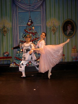 Fotol Järvi Raudsepp ja ta sõber Sudbury teatri laval nautimas vaheaega Ontario Ballet Theatre'i ,,Pähklipureja" lavastuse meeleolus. - pics/2007/15090_1.jpg