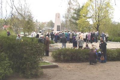 Ka Valgas kogunes rahvas 9. mail Vene sõjaväelaste mälestusmärgi juurde. Sealsamas lähedal oleva Vabadussõja samba juures oli kaks erariides valvurit ja üks daam koeraga. Foto: Üllas Linder - pics/2007/16338_1_t.jpg