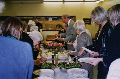 Peetri koguduse nõukogu mehed valmistasid emadepäeva lõunasöögi.<br> Foto: H. Oja - pics/2007/16378_2.jpg