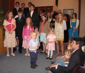 TEBK pühapäevakooli lapsed ja noored kuulamas vaimulikku sõnumit. - pics/2007/16379_1_t.jpg