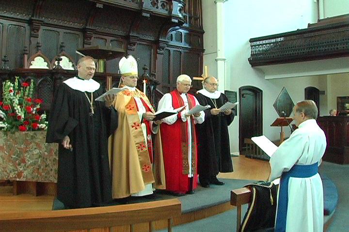 Peapiiskop Andres Taul andmas ametitõotust - pics/2007/16590_22.jpg