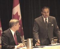 Peaminister Harper (vas) ja Kanada Rahvuslikul Pressi ja Meedia Nõukogu   president Thomas S. Saras ümarlaua kohtumisel.   Foto: A. Raudkivi    - pics/2007/16717_1_t.jpg
