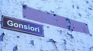 Lomonossovi tänav is now Gonsiori. (And this building hasn’t been painted since the switchback in 1991!) Who were these men with foreign sounding names and why is the Lomonossov Ridge lying heavily on the minds of Russians these days? Photo: Riina Kindlam - pics/2007/17163_1_t.jpg