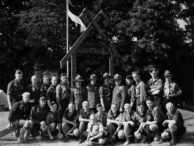Eesti skaudid oma all-laagri värava juures Vogelenzangis, Hollandis 5. augustil 1937. Ees paremalt kolmas August Mullaste.<br> Foto: perekonnaarhiivist.<br> <br>  - pics/2007/17226_1_t.jpg