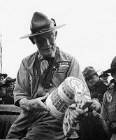 Lord Robert Baden-Powell Eesti esinduselt kingituseks saadud kapaga 3. augustil 1937.<br> Foto: August Mullaste - pics/2007/17226_3_t.jpg