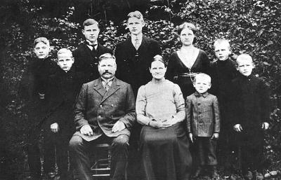 Albert Irsi perekond a. 1914. Pesamuna Albert esireas ema kõrval.  - pics/2007/17460_2_t.jpg