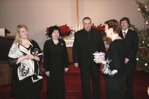 Pictured is dr. Eve Õiglane-Shlik of the Ottawa Estonian Society presenting small "thank you" gifts to the performers who are all from Estonia. They are, from left to right: Aile Asszonyi (soprano), Helin Kapten (pianist), Mati Turi (tenor), Martti Raide (piano).<br>  - pics/2008/01/18606_1_t.jpg
