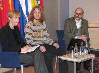 Euroopa kultuuridevahelise dialoogi aasta avamisel väitlesid Eesti saadikud<br> Iivi Anna Masso ja David Vseviov ning nende keskel istuv noorteklubi<br> “Koos-Vmeste" asutaja Andres Tamm.<br> Foto: T.P.<br> <br>  - pics/2008/02/18910_3_t.jpg