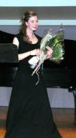 Kaili Maimets kontserdi lõpul lilledega laval. Foto: V. Külvet<br>   - pics/2008/02/19063_1_t.jpg