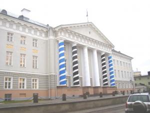Tartu Ülikooli peahoone sambad olid vabariigi juubeliks rüütatud<br> rahvusvärvidesse.<br> Foto: Üllas Linder - pics/2008/02/19184_1_t.jpg