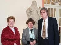 Vas. Mainzi Maakonnamuuseumi direktor dr. Isabella Fehle, dr Dorothee von Hellermann Maastrichtist ja dr Norbert Suhr.<br> Foto: Werner Siebert<br>  <br>  - pics/2008/03/19375_1_t.jpg